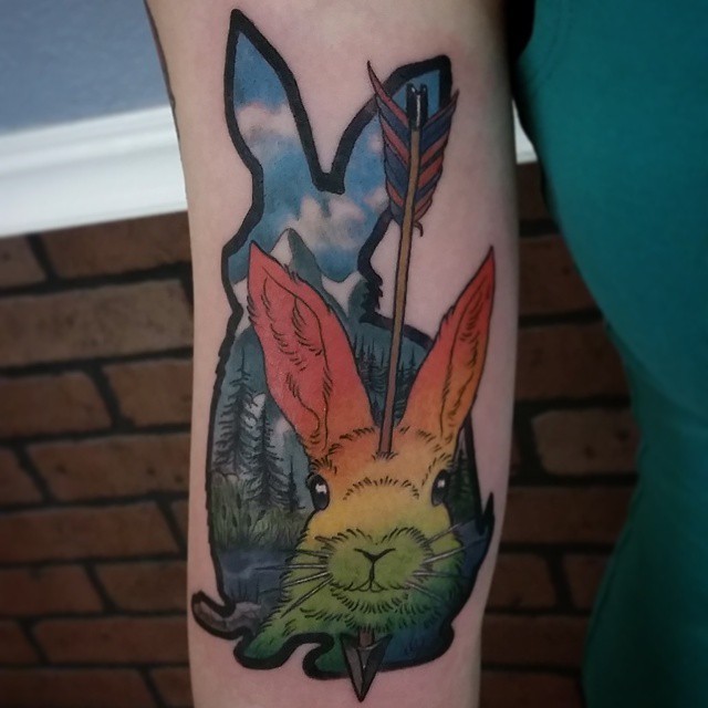 手臂不寻常的设计彩色兔头部和箭头纹身图案
