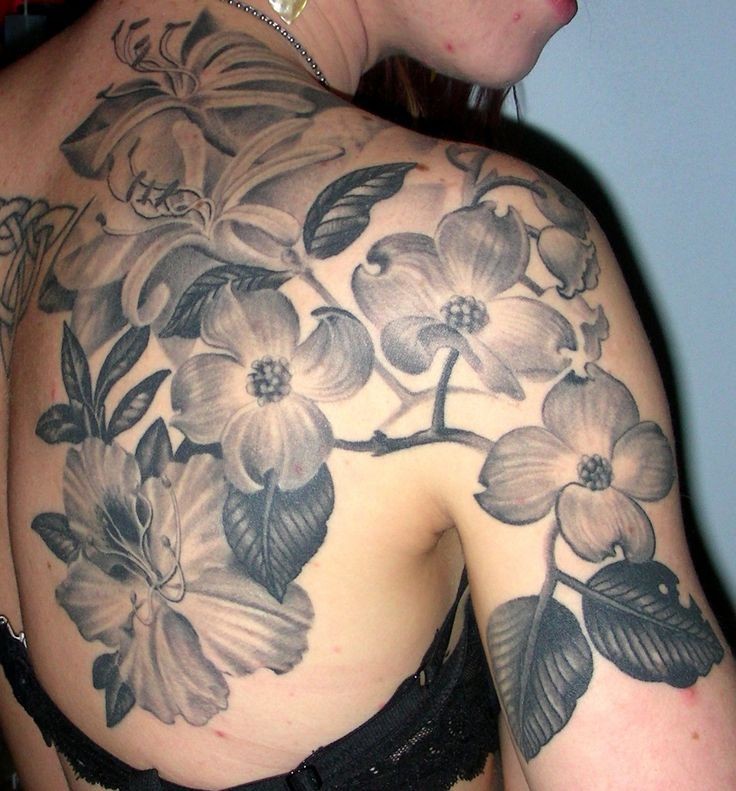 背部神奇的黑白相间花朵纹身图案