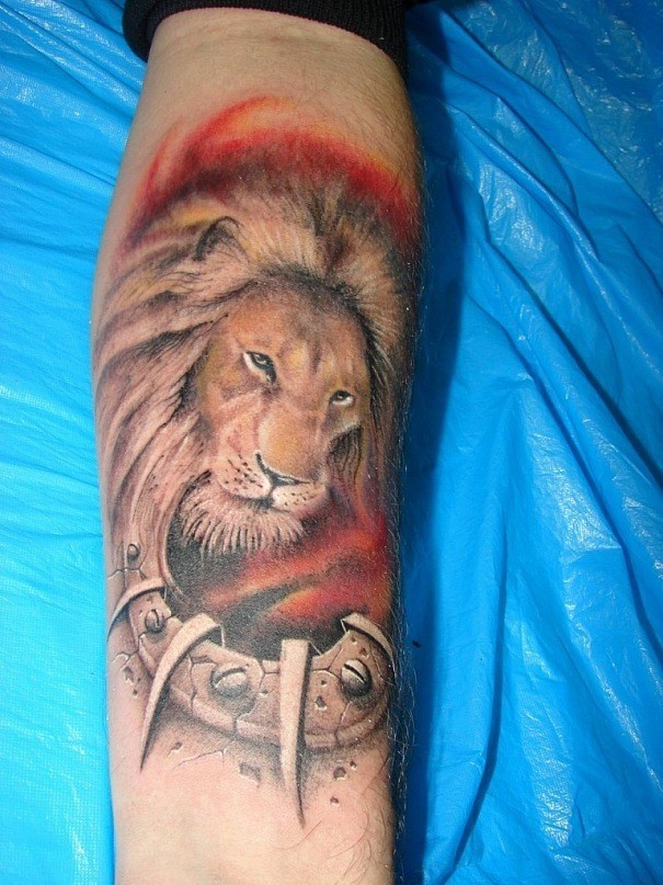 手臂上彩色狮子头纹身图案