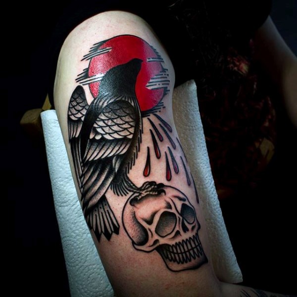 手臂五彩的神秘血腥太阳与乌鸦骷髅纹身图案