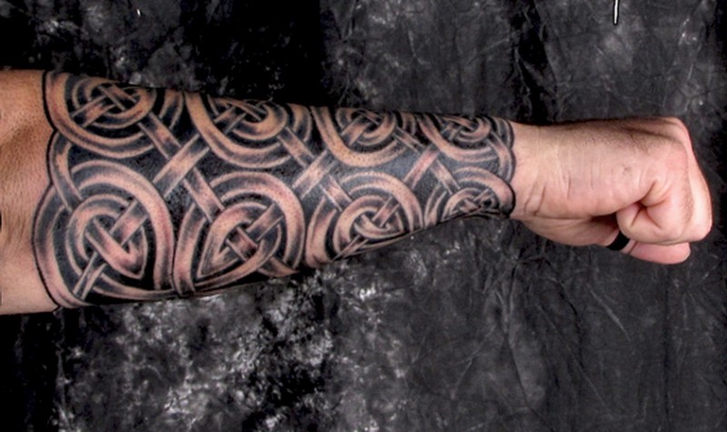 手臂很酷的灰色凯尔特结装饰纹身图案
