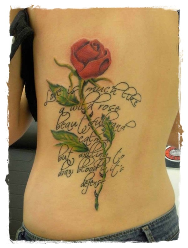 背部纪念式的玫瑰和字母纹身图案