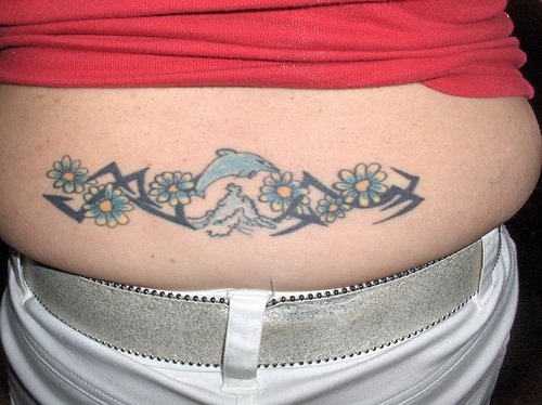 腰部游泳的海豚与海浪花朵纹身图案