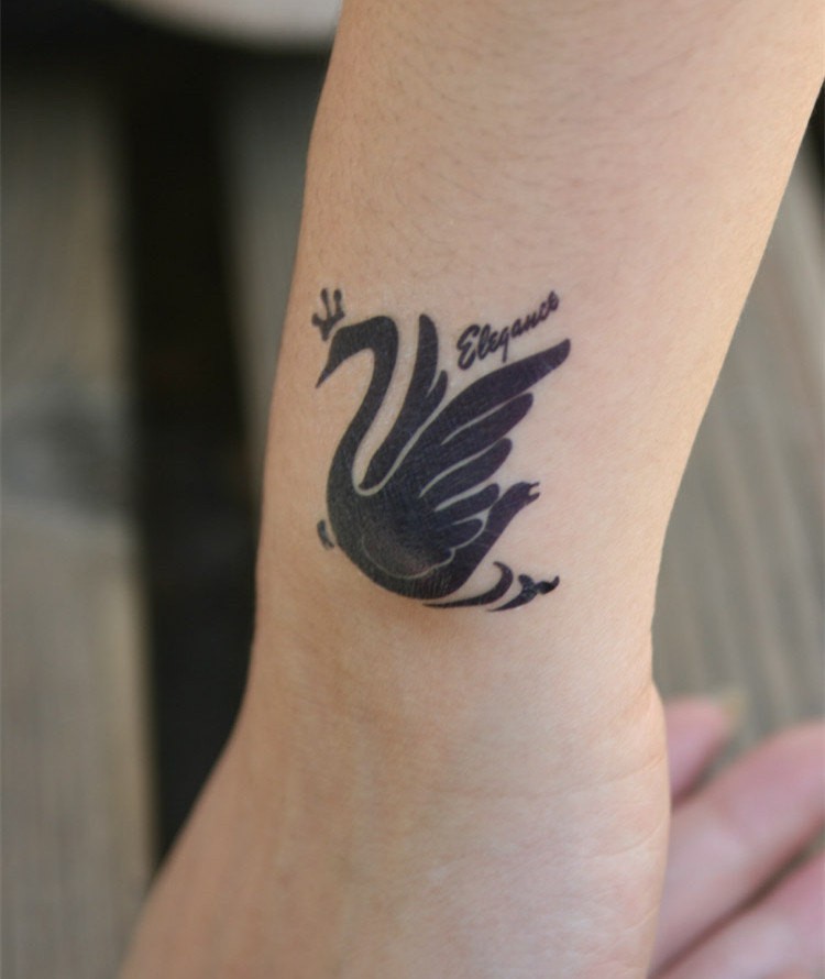 手腕可爱的黑色天鹅皇冠和字母纹身图案