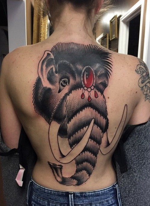 背部黑灰猛犸象头与红色宝石纹身图案