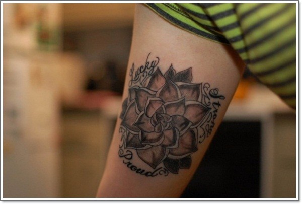 手臂上黑色神圣的莲花纹身图案