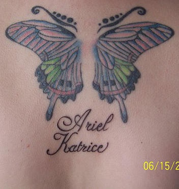 背部彩色的蝴蝶字母纹身图案