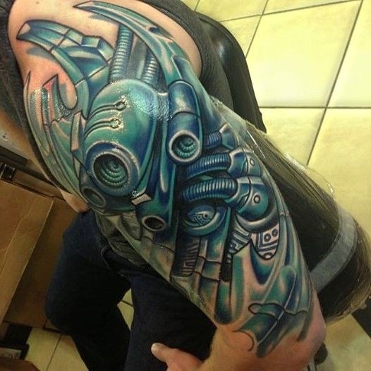 手臂蓝色的大机械纹身图案