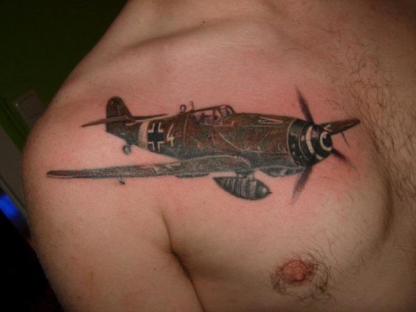 胸部逼真的二战战斗机纹身图案