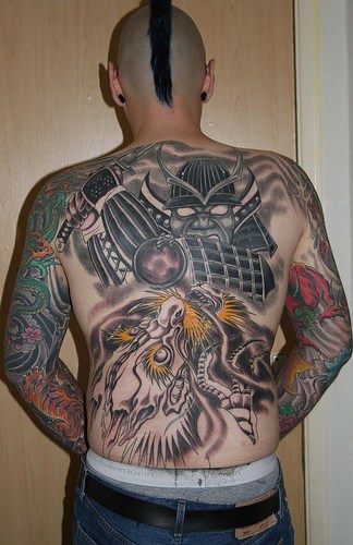 背部日式武士战斗龙纹身图案