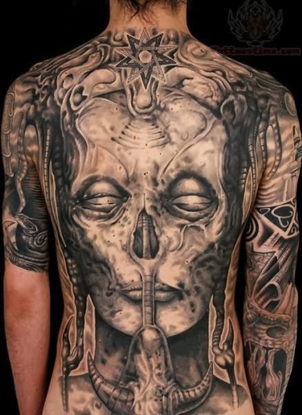 背部灰色的恶魔骷髅与星星纹身图案