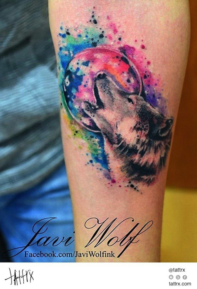 小臂美丽的彩色狼和月亮纹身图案