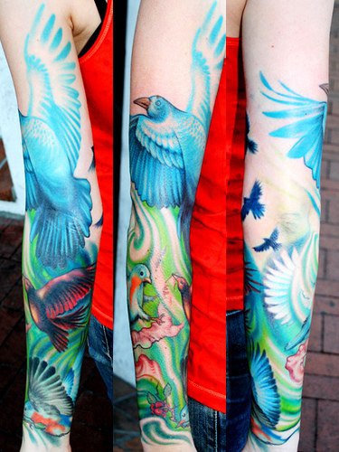手臂惊艳的彩色小鸟主题纹身图案