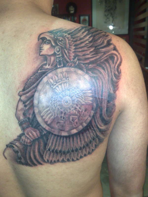 背部阿兹特克武士盾牌纹身图案