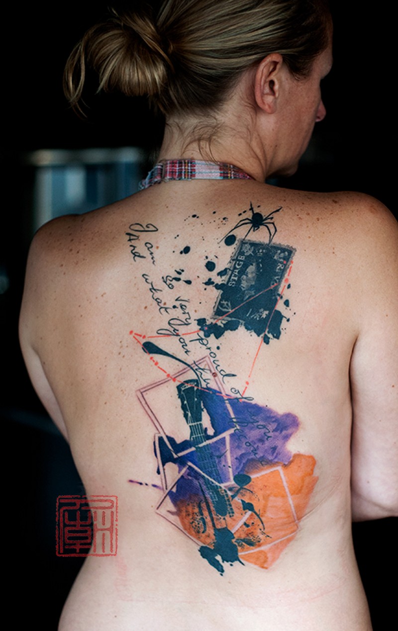 背部吉他碎片和蜘蛛字母彩色泼墨纹身图案
