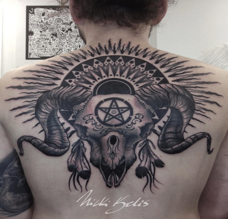 背部黑灰风格恶魔羊头骨和太阳符号纹身图案