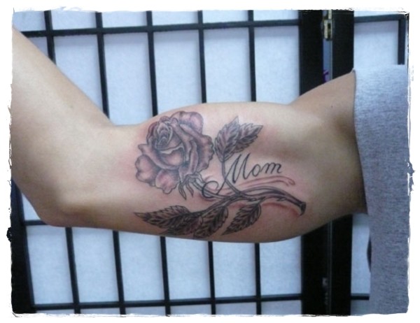 大臂纪念字母和玫瑰纹身图案