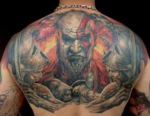背部令人难以置信的彩色野蛮人战士纹身图案