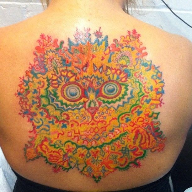 背部大型的彩色花朵组合猫创意纹身图案