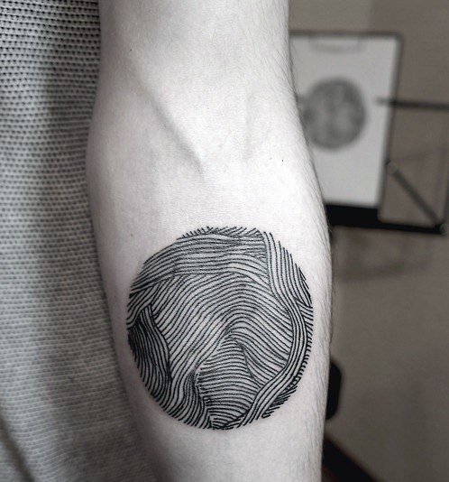 简单的黑色线条圆球手臂纹身图案