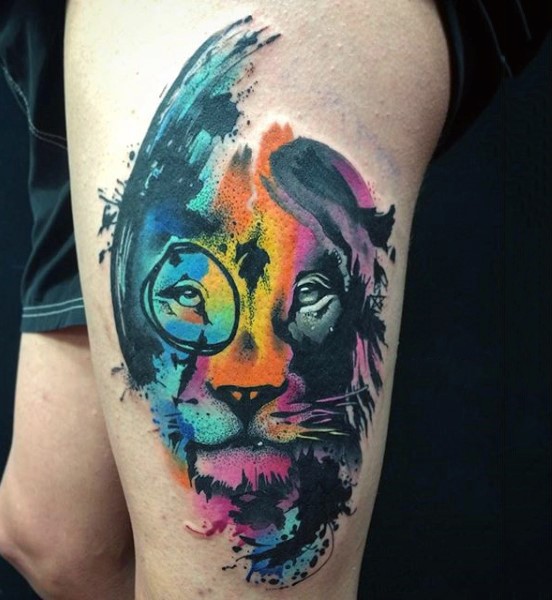 大腿五彩的狮子头像纹身图案
