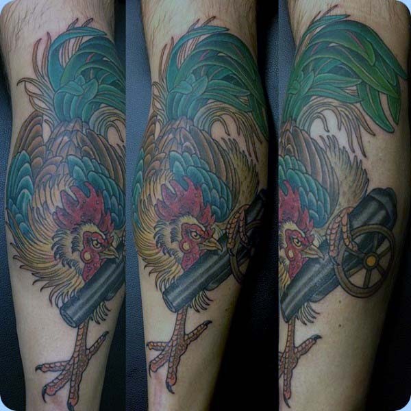 五彩绚烂的公鸡与子弹手臂纹身图案