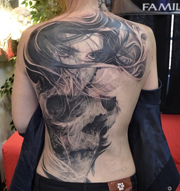 背部独特的黑色骷髅与女性肖像纹身图案
