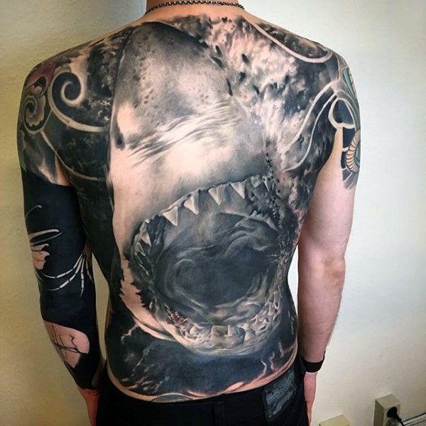 背部写实风格精彩的大鲨鱼纹身图案