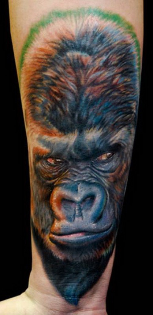 手臂彩色的大猩猩头部纹身图案