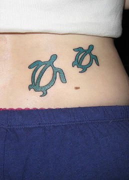 背部两个绿色乌龟简约纹身图案