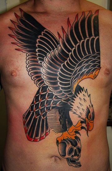 胸部彩色的骷髅与老鹰纹身图案