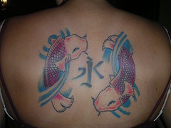 两条彩色锦鲤鱼和汉字纹身图案