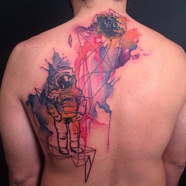 背部水彩画风格的太空人和小行星纹身图案