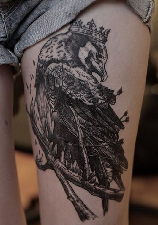 腿部黑色的乌鸦皇冠纹身图案
