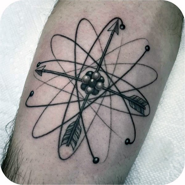 小腿黑色原子符号与箭纹身图案