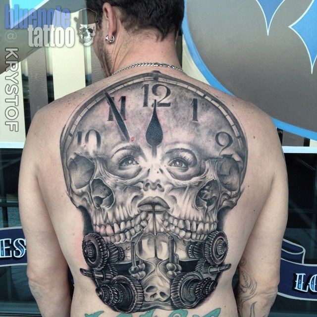 背部黑灰风格的时钟与骷髅和女性纹身图案