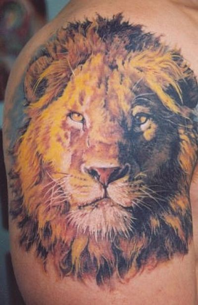 大臂令人敬畏的狮子头彩绘纹身图案
