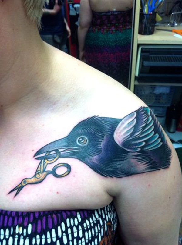 肩部简单的卡通彩色乌鸦剪刀纹身图案