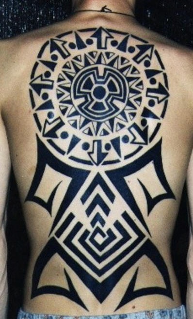 背部黑色圆圈部落符号纹身图案