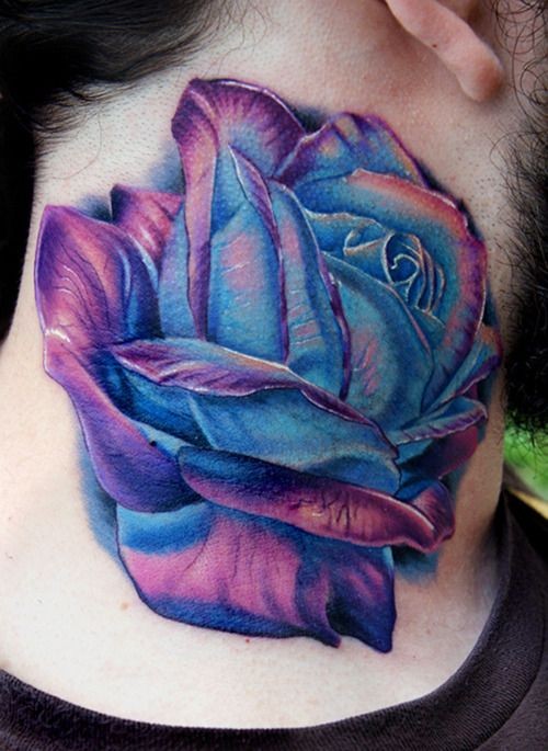 脖子上有美丽的蓝色玫瑰纹身图案