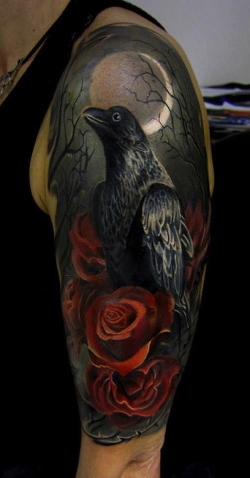 大臂美丽的黑色乌鸦与红玫瑰月亮纹身图案