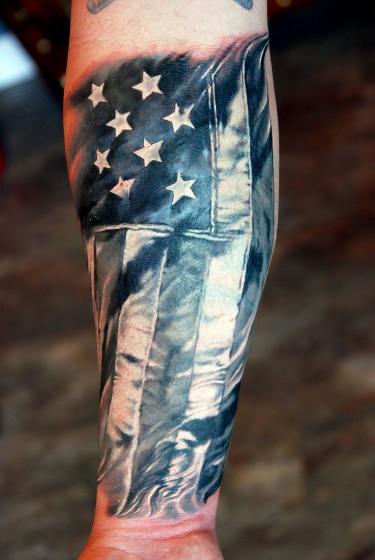 爱国者手臂上的美国国旗纹身图案