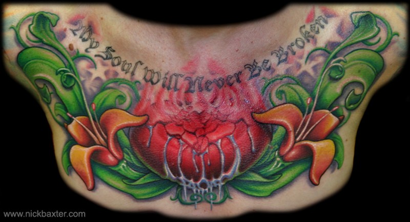 胸部天然彩色花朵和字母纹身图案