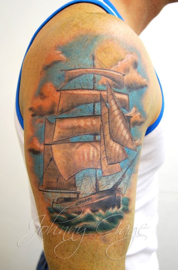 大臂卡通风格彩色的帆船纹身图案