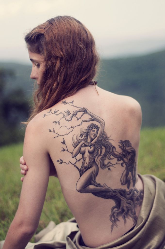 背部黑灰树和美丽的女性纹身图案