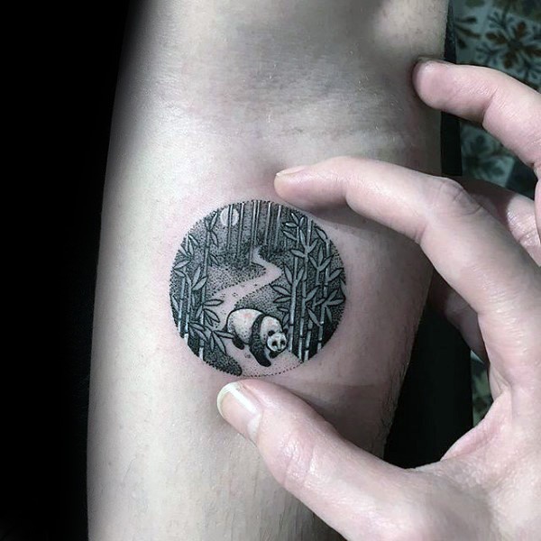 手臂圆形与夜森林与熊猫纹身图案