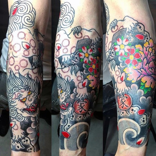手臂亚洲风格的五彩老虎花朵纹身图案