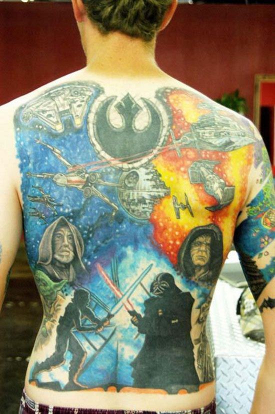 背部彩色斑斓的星球大战纹身图案