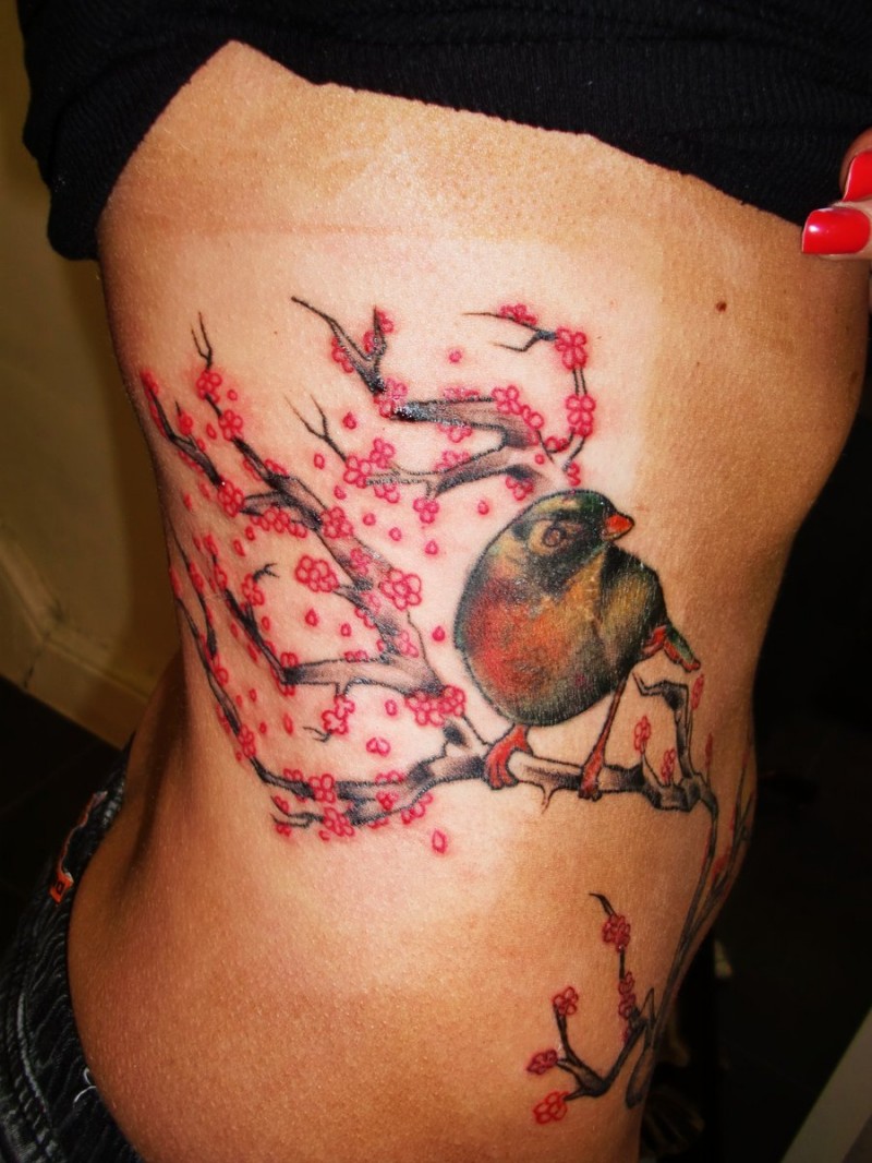 腰部小鸟和樱花纹身图案