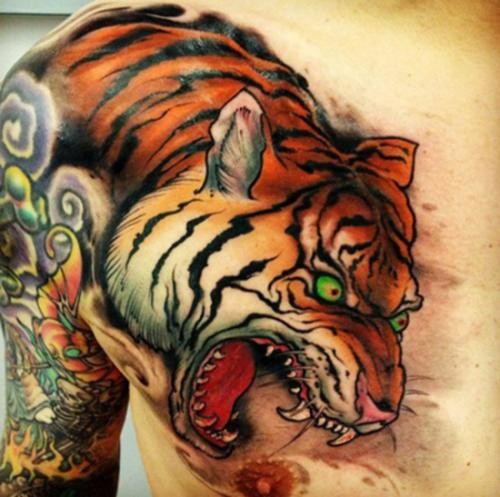 胸部彩色的亚洲式老虎纹身图案